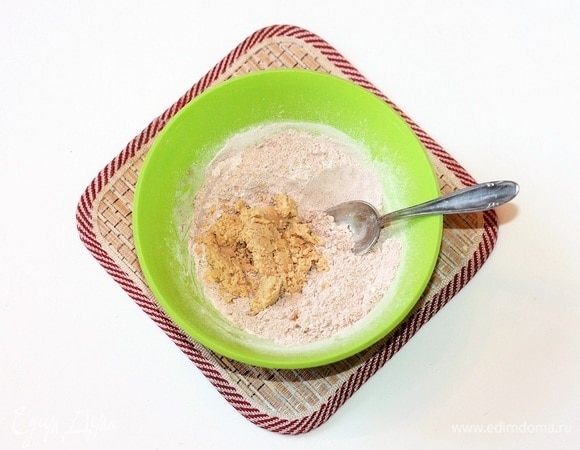 В небольшой миске смешать сухие ингредиенты: муку и какао, просеять. Добавить ореховую пасту и вмешать в муку.