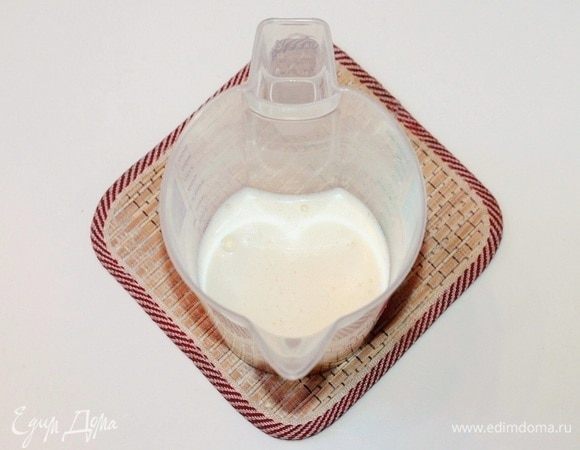 В другой чаше соединить яйца (95 г — это приблизительно 2 мелких яйца) и желтки (45 г). Добавить сахар (80 г) и взбить смесь до бела и увеличения в объеме.
