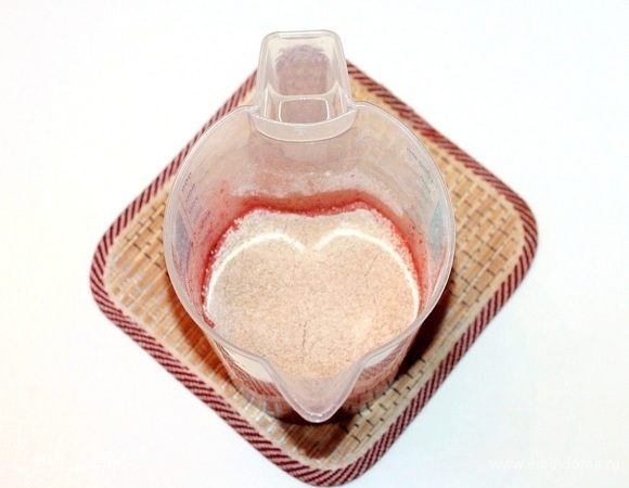 В несколько этапов вмешиваем в яичную смесь сухие ингредиенты, аккуратно перемешиваем массу до однородности.