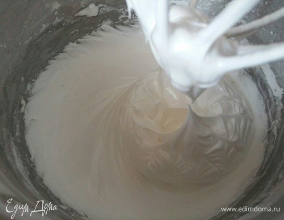 Яичные белки взбить с сахарной пудрой до устойчивых пиков.