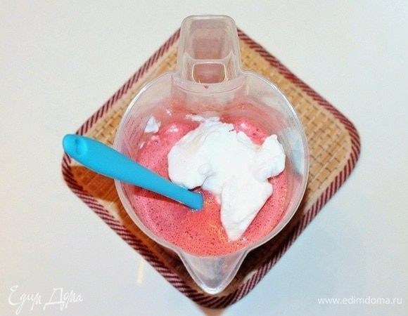 Затем в 2-3 захода вводим меренгу и аккуратно перемешиваем.
