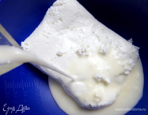 В творог влить молоко.