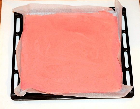 Застилаем противень бумагой для выпечки (30х33 см) и выкладываем тесто. Выпекаем корж в хорошо разогретой до 180°С духовке, минут 15-20. Проверяйте готовность коржа на «сухую спичку».
