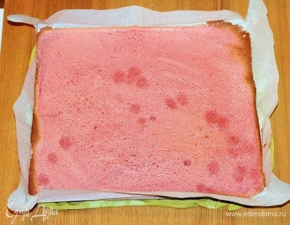 Когда корж будет готов, перенесите его вместе с пергаментом на стол и накройте пищевой пленкой. 
