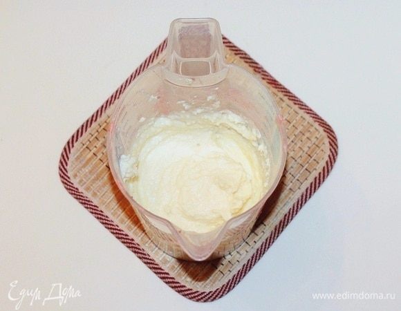 Приготовим крем. Смешиваем холодный творожный сыр, очень мягкое сливочное масло (комнатной t°), сахарную пудру и ванилин. Взбиваем смесь блендером до однородности и убираем крем в холодильник.