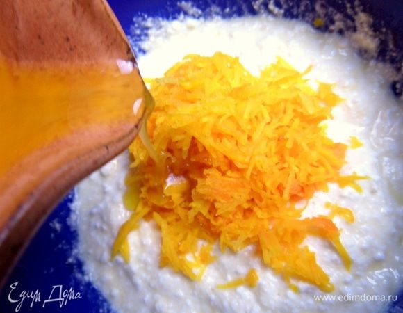 Масло растопить в микроволновке и влить в тесто.