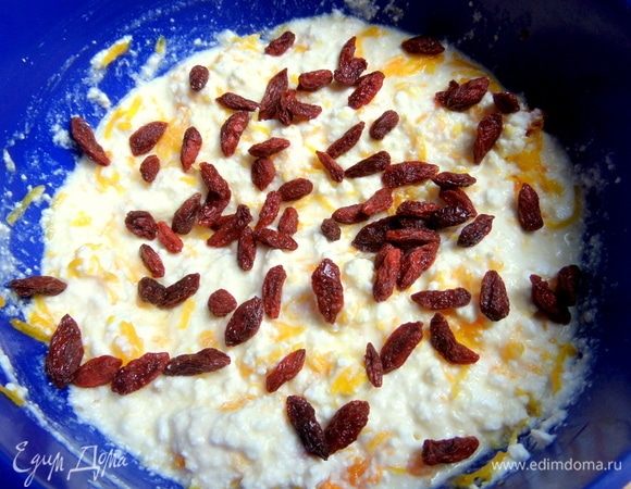 Бросить горсть ягод годжи (промыть и отжать).