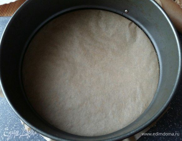 Подготовить форму для пирога. У меня диаметром 22 см. Можно использовать и диаметром 24 см, не критично, будет ну чуть ниже пирог.