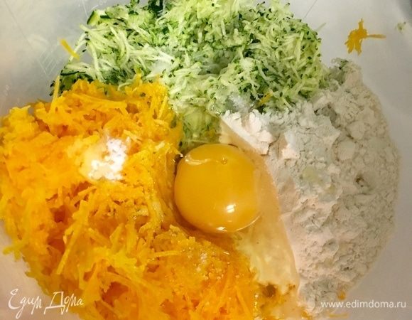 На крупной терке натереть тыкву и цуккини (если цуккини очень сочный, то лишнюю влагу отжать). В большой миске смешиваем вощи, всыпаем сразу всю муку, немного посолить и вбить одно яйцо.