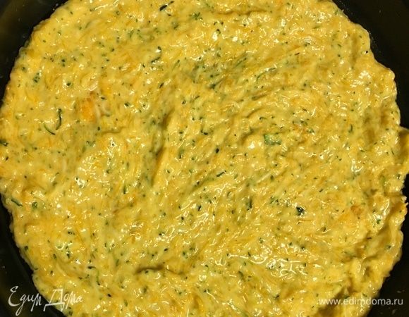 Все ингредиенты перемешать до однородности. Тесто получается яркое, но довольно жидковатое. Но муку я больше не добавляла, все запечется и станет вкусная овощная основа у нашей «пиццы»! Далее берем круглую форму, в которой будем выпекать пирог, смазываем ее немного растительным маслом и выкладываем тесто, помогая себе ложкой. Формируем небольшие бортики.