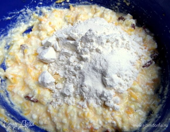 Всыпать муку с разрыхлителем.