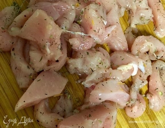 Тем временем куриное филе порежем небольшими кубиками, посолить, поперчить по вкусу, сдобрить итальянскими травами.
