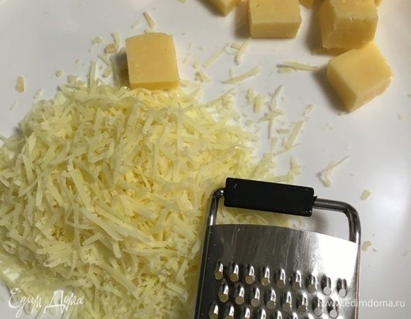 Любой твердый сыр натереть на терке.