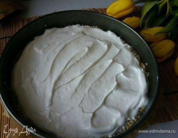 На яблоки выложить все взбитые белки.