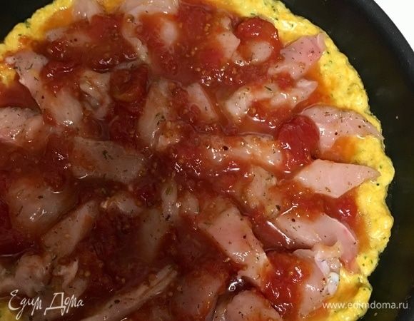 Далее все просто: на овощное тесто выкладываем курочку, сверху равномерно распределяем томатную пасту, затем сыр.