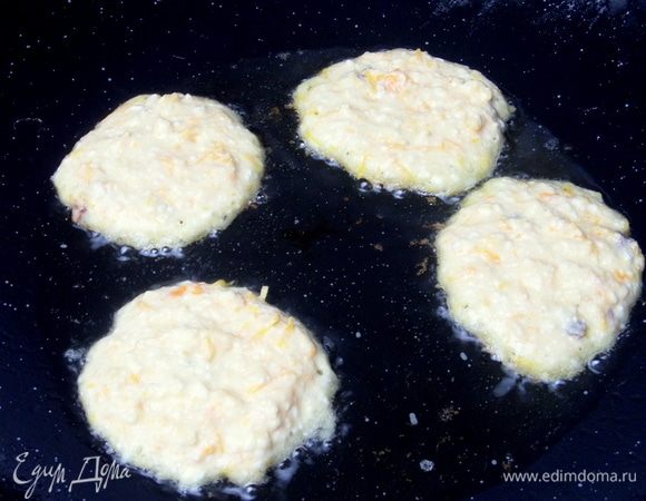 Разогреть с маслом сковороду. Жарим по столовой ложке теста.