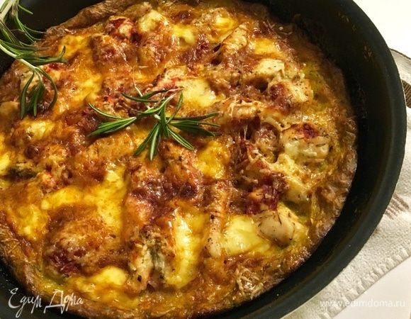 А теперь в заранее разогретую духовку минут на 30-40. Все зависит от мощности духовки! Но в принципе, что куриное филе, что овощная основа готовятся быстро! Все запечется и можно завтракать! Вкусный пирог получается!😋