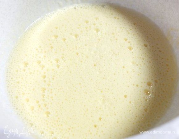 Продолжая взбивать, добавляем растительное масло и сыворотку.