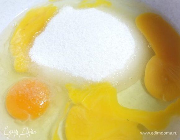 Яйца, сахар и ванильный сахар взбиваем до пышной светлой массы.
