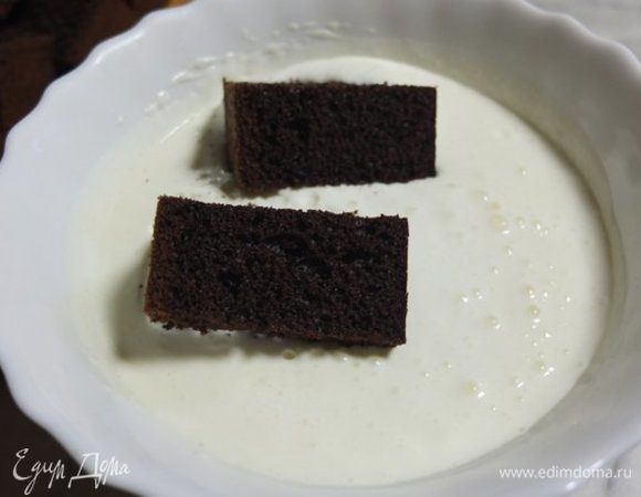 Каждый кусочек обмакиваем в креме и укладываем в подготовленную емкость. 