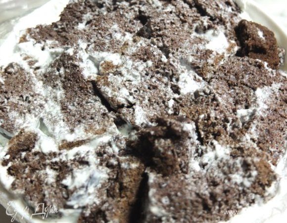 Накрываем торт пищевой пленкой и убираем в холодильник на несколько часов. Я убирала на ночь. 