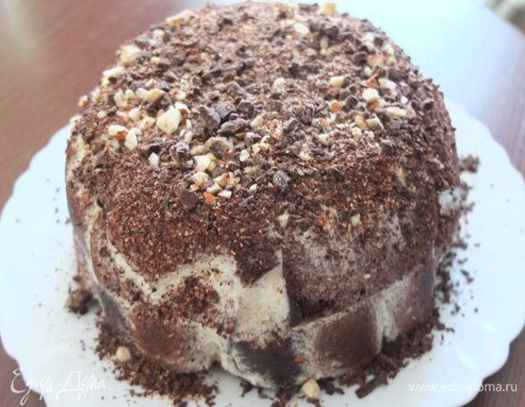 Переворачиваем торт на тарелку, освобождаем от пленки. Посыпаем сверху измельченными орехами и шоколадом.
Торт получается не очень сладким, поэтому сладкоежкам рекомендую увеличить количество сахара и в креме, и в бисквите на свой вкус. 