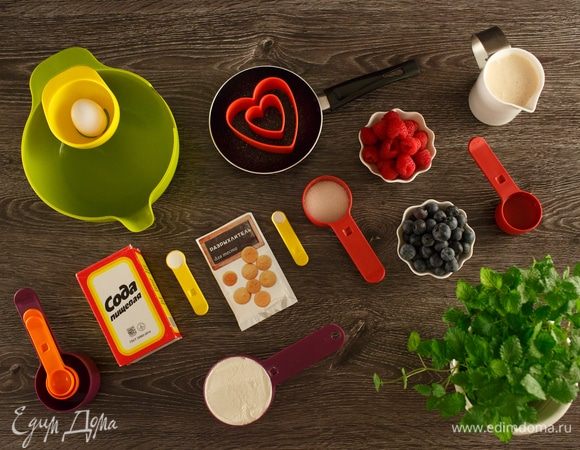Подготовим необходимые ингредиенты. Яйцо лучше достать из холодильника заранее. Мне было очень удобно отмерять ингредиенты с помощью очень красивых мерных ложек и ложечек, самая маленькая из которых 1/4 ч.л. — это щепотка!