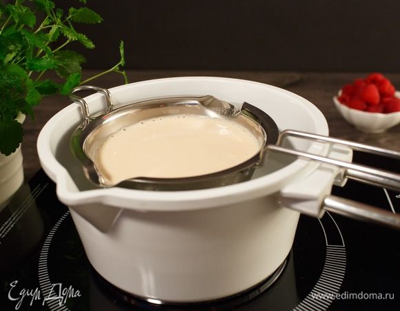 Ряженку подогреем чуть-чуть, чтобы она стала теплой. По рецепту 220 мл — это ровно полпачки.