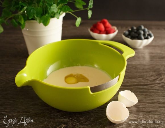 Добавим яйцо. Для того, чтобы разбить яйцо, я воспользовалась специальным режущим краем на миске, яйцо разбивается ровно до желтка, и, если нужно отделить желток, можно не бояться его повредить.