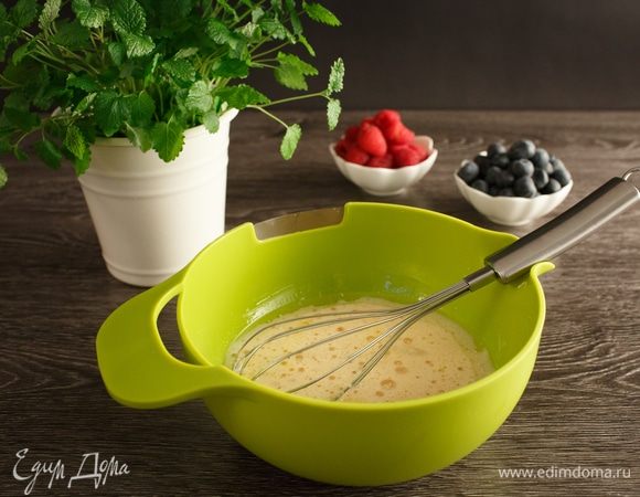 Добавим сахар и подсолнечное масло, перемешаем. Хочу отметить, что у миски есть удобный носик, с его помощью можно не только выливать содержимое, но и удобно оставить венчик, ложку и т. д.