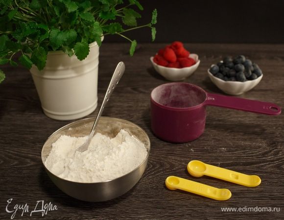 Муку соединим с содой и разрыхлителем. Самая большая мерная ложка, равная стакану, у меня теперь всегда лежит в банке с мукой. В этой емкости ровно (!) 160 г муки, что точно соответствует весу стакана муки.