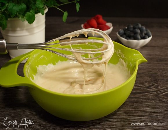 Добавим муку к жидким ингредиентам, перемешаем. Получится тесто как на оладьи. Хочу добавить, что дно мисок изготовлено из силикона, они не скользят и очень устойчивы при перемешивании.