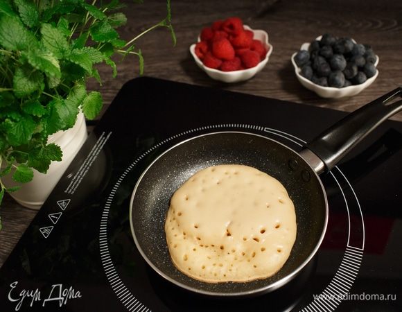 Печем на сковороде с антипригарным покрытием, не смазывая маслом, до появления пузырьков. Главное — не перегреть сковороду, лучше печь на средней, ближе к слабой, мощности.