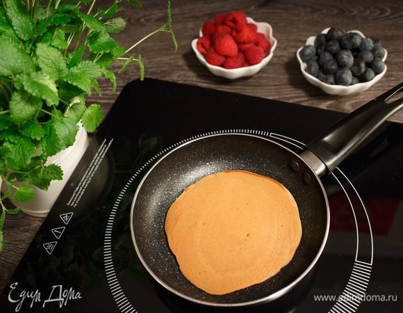 Переворачиваем силиконовой лопаткой наш панкейк и быстро печем вторую сторону.