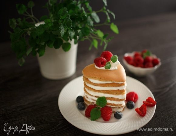 Я взбила (около 5 минут) в кружке сливки с сахарной пудрой (на полкружки 33% сливок 1 ст. л. сахарной пудры), промазала воздушной массой панкейки, украсила ягодами и листиками мяты.