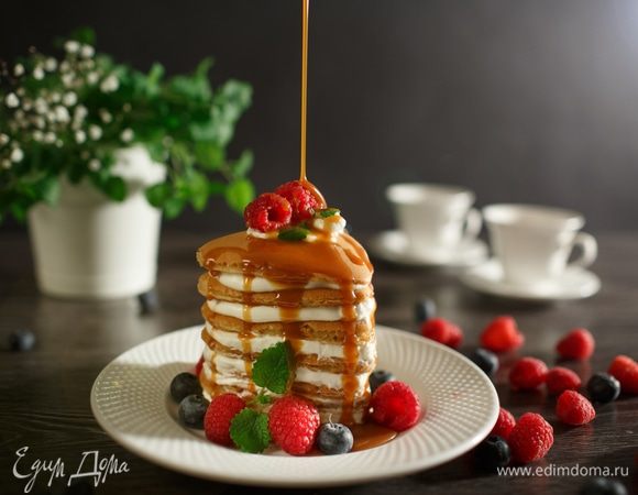 Панкейки получаются пышными и совсем не жирными. Можно добавить варенье, джемы, сиропы, мед — все, что нравится. А если добавить карамельный соус, то горка исчезнет СЛИШКОМ быстро! :)