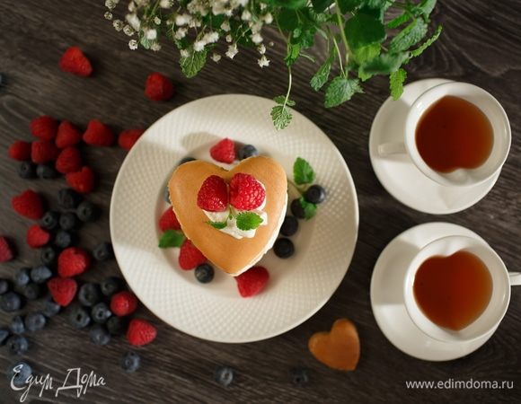 Наливаем свежий чай с мятой и наслаждаемся нежным вкусом панкейков. Приятного аппетита!