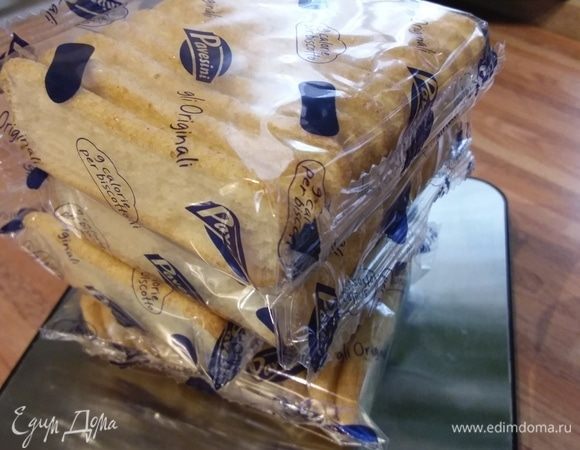 Я начну с украшения. Эти марципановые конфеты в белом шоколаде можно приготовить заранее и держать в холодильнике до востребования. Итак: поместить печенье в плотный целлофановый кулечек и молоточком разбить его в крупную крошку. У меня вместо амареттини пошли в ход савоярди и даже оставшиеся с лета вафельные стаканчики для мороженого. Так что подойдет любое печенье. 