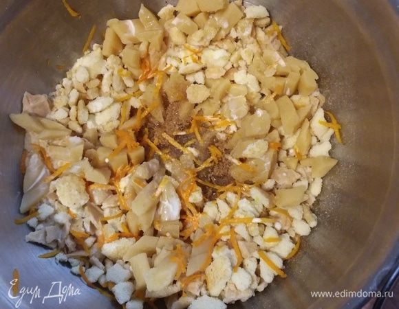 Сложить крошку в миску, добавить мелко нарезанный или натертый марципан, цедру 1 маленького апельсина, сахар (можно упустить), сливки и 1 ст. л. ликера «Амаретто». Так как я заменила амареттини на нейтральное савоярди, то я добавила ложку ликера «Амаретто» для более интенсивного миндального вкуса. 