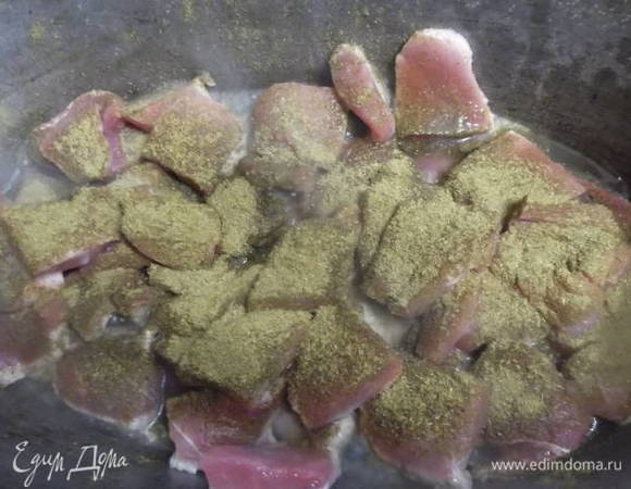 Раскалить растительное масло. Положить нарезанное мясо и обильно посыпать его хмели-сунели. Обжарить до румяной корочки.