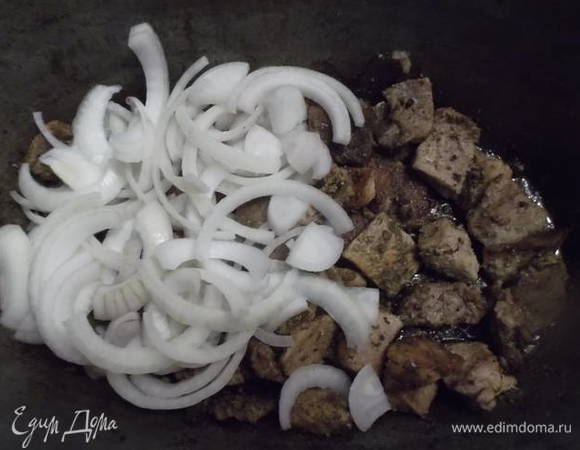 Нарезать лук и уложить слоем на мясо.
