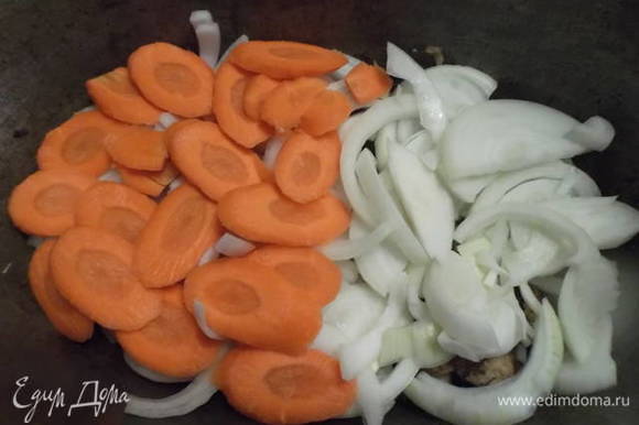 Затем уложить слой моркови.