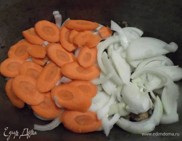 Затем уложить слой моркови.