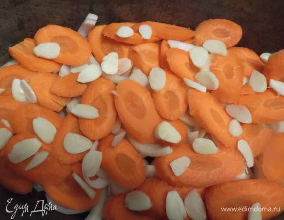 Половину головки чеснока нарезать и добавить к овощам.