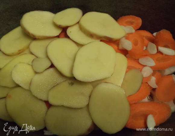 Следующий слой — уложить картофель. Посолить.