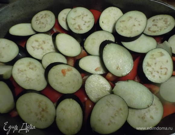 Сверху укладываем слой баклажанов.