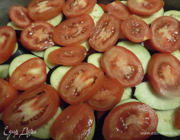 Последним слоем кладем нарезанные помидоры. Солим. Доливаем воду. Накрываем крышкой, ставим тушиться на медленном огне в течение 2 часов.