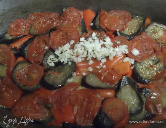 Рубим оставшуюся половину чеснока, добавляем в блюдо.