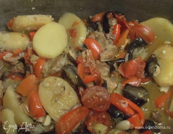 Выключаем огонь. Перемешиваем, оставляем на 15 минут для пропитки. Блюдо посыпаем рубленой кинзой и подаем к столу. Приятного аппетита!