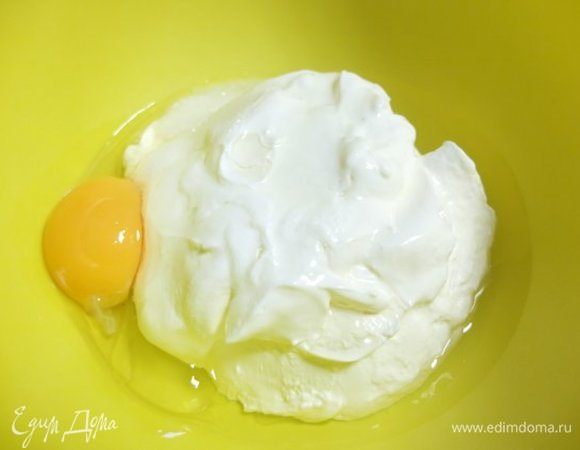 Сметану, растительное масло, яйцо, соль слегка взбить венчиком.